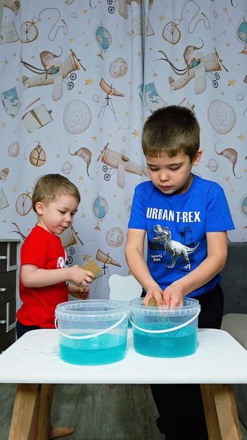 Кто быстрее натаскает воду в свое ведерко