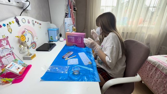 София показывает как мастерить из УФ-смолы. Обзор картин Софии.