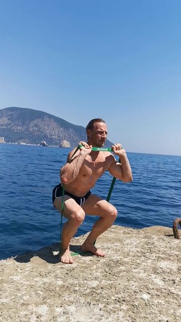 Приседания с резинкой у моря - лучше зала?