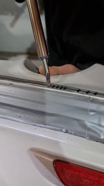 Подгоняем бампер под выхлопную трубу, сварка пластик - вырезаем со старого, привариваем на новый🫡