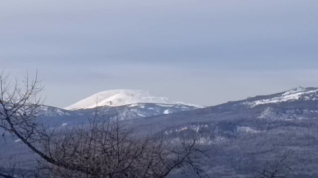 2. Гора Ближняя Широкая с телевышкой (898 метров). 24 февраля 2026 года.