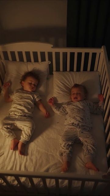 Крошечные мечтатели: Спокойная ночь с близнецами #близнецы #младенцы #ночнойсон