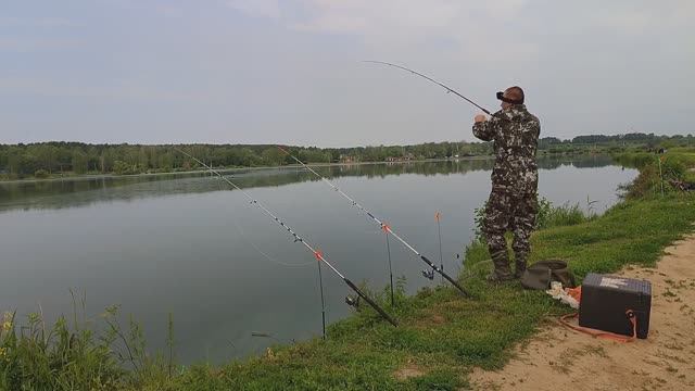Эта снасть не оставит без улова. Рыбалка на донку с кормушкой.