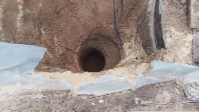 Пробурил мотобуром 8 лунок диаметром 250 мм . В глубину 80 см .