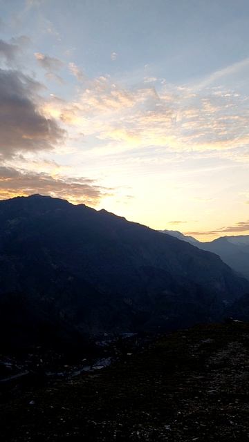 «Магия рассвета в горах 🏔️»