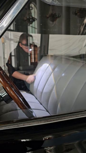 Аккуратно обрабатываем кожу на ретро машине