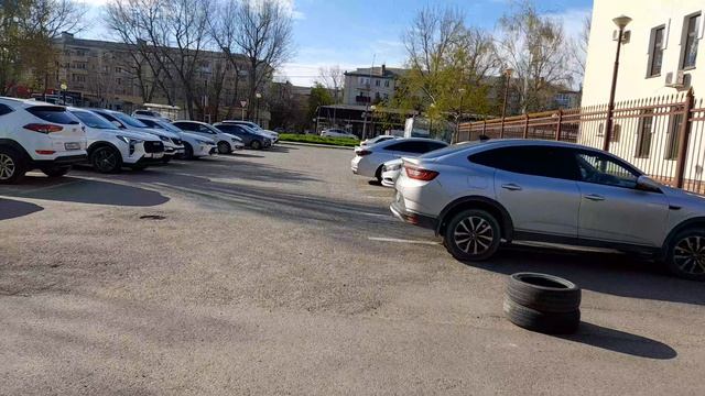 Девушка язык высунула, а Шапокляк счастливая от мужского внимания.     16.04.2026