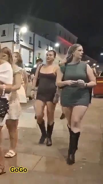 Элитные человеческие бурёнки чопорной Англии гуляют по улицам 🐄🫦