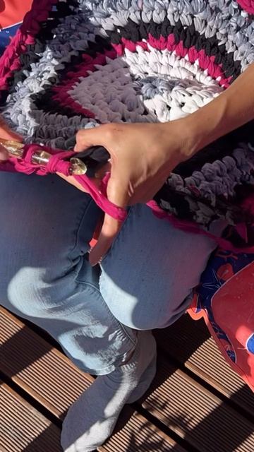 Вяжу Коврик из старых футболок для дачи