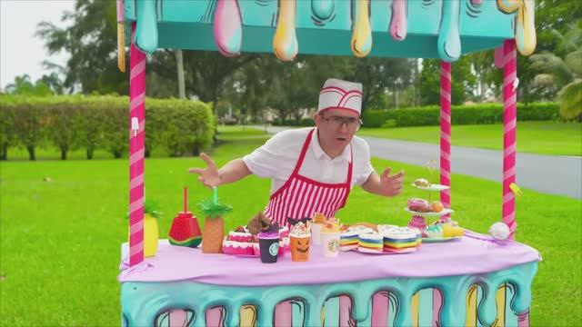 Настя делает фургончик с мороженым своими руками