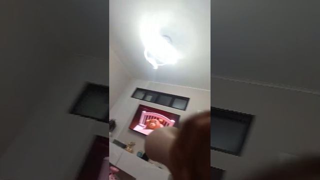 делают трюки на самокате.