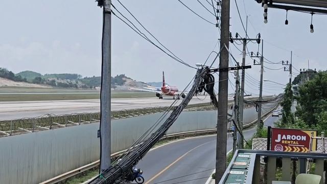 Кафэ у ВПП Пхукет .