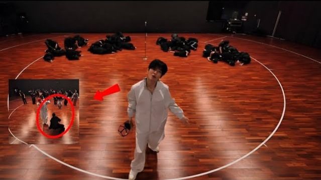 Тэхён упал перед Чонгуком на колени прямо перед всеми в BTS!