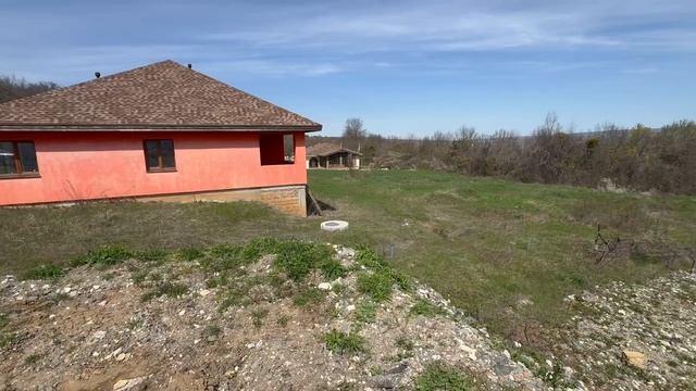 УГЛОВОЙ ЗЕМЕЛЬНЫЙ УЧАСТОК ПОД ЛЕСОМ В СЕЛЕ КРАСНОЛЕСЬЕ, УЛИЦА ЗЕМЛЯНИЧНАЯ, ЕСТЬ СВЕТ.