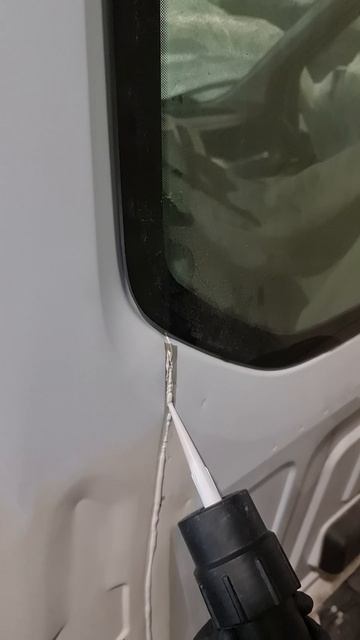 Имитация заводского герметика на кузов автомобиля - наносим герметик примерно под завод