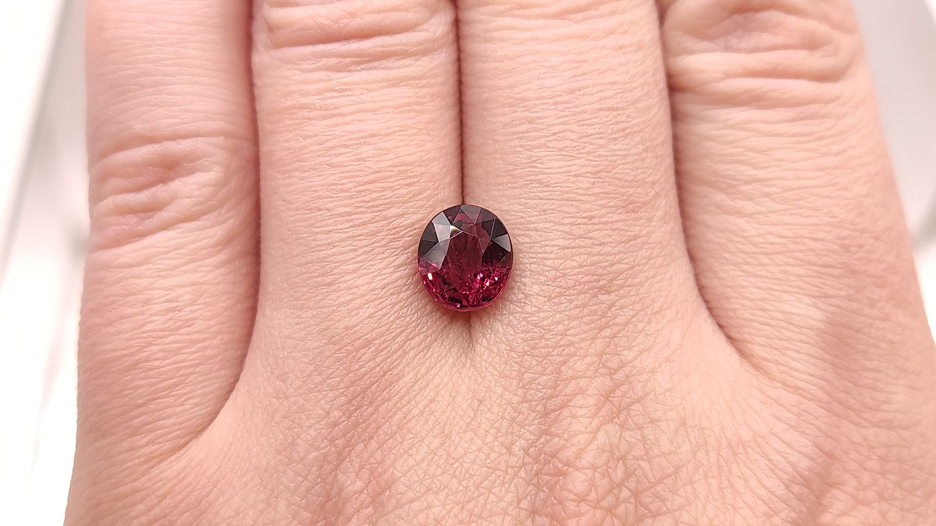 Гранат Родолит овал 2.85 Ct. Мозамбик + гемм. заключение