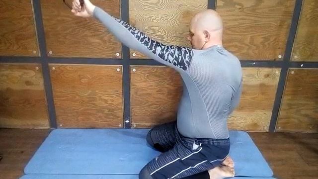 растяжение и укрепление мышц плеча и средних пучков трапеции.вариант.