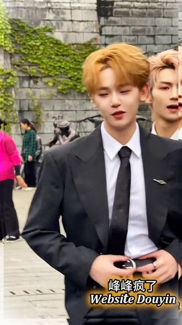 峰峰疯了 The Handsome And Cheerful Fengfeng Красавчик и весельчак Фэнфэн