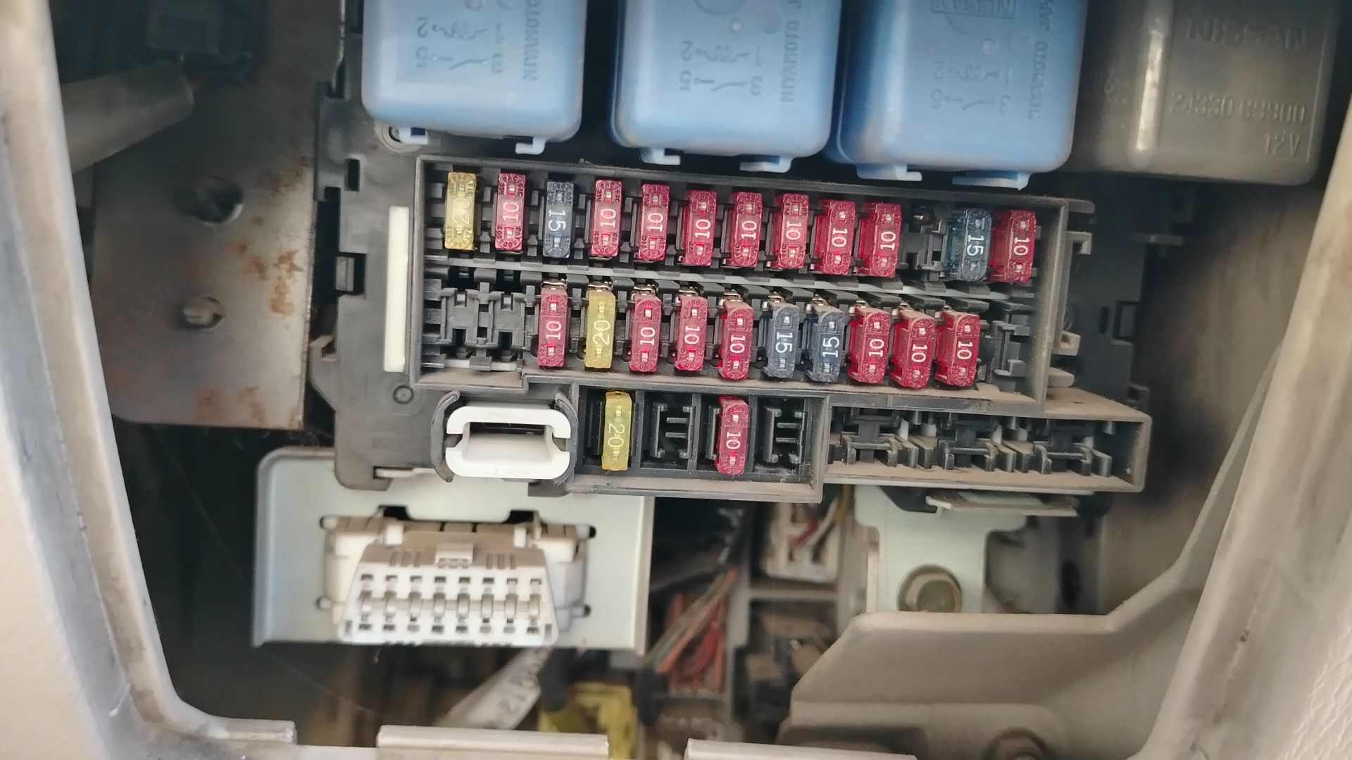 Где находится предохранитель бензонасоса Nissan Liberty