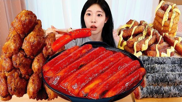 АСМР МУКБАНГ КОРЕЙЦЫ ЕДЯТ Целые гараэтток ттокпокки, курица Honey Combo, хрустящие роллы Buldak