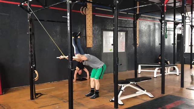 Разгибание плеч с резиной в наклоне