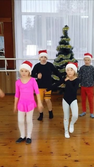 Динь дон стучат часы.