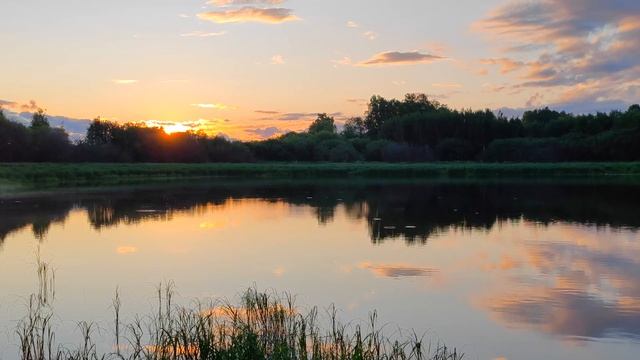 Рассвет на озере.