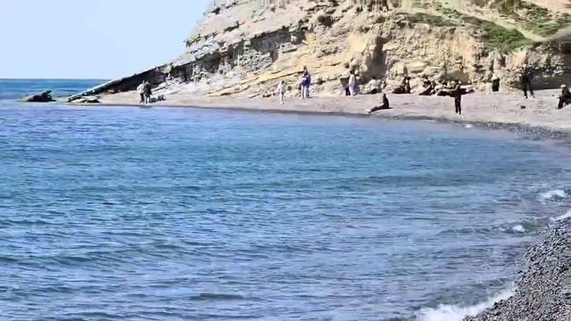 Пляж 16 апреля, 22 градуса воздух, солнечно,  по прежнему ветрено.