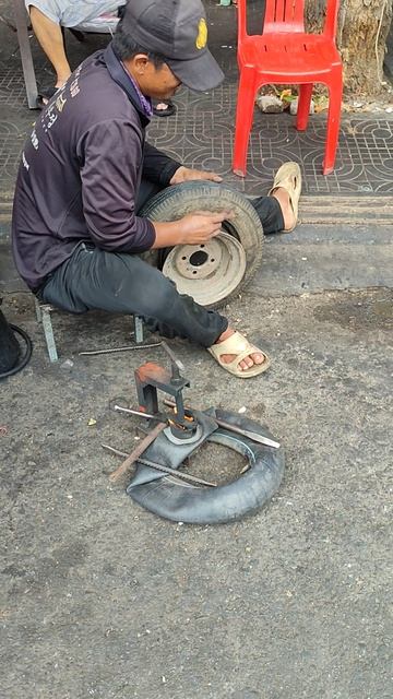 Шиномонтаж по камбоджийски.