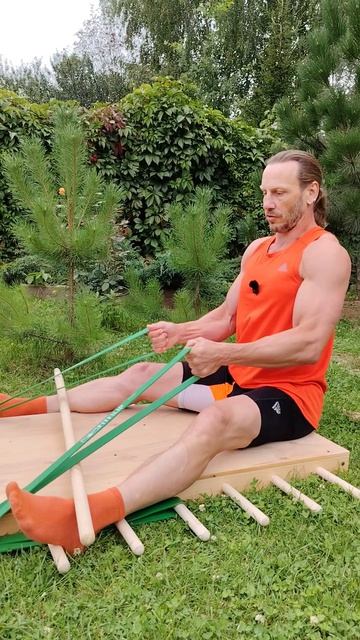 Не умеешь подтягиваться? Вот как реально качать спину дома