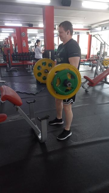 Вес на штанге 60кг.