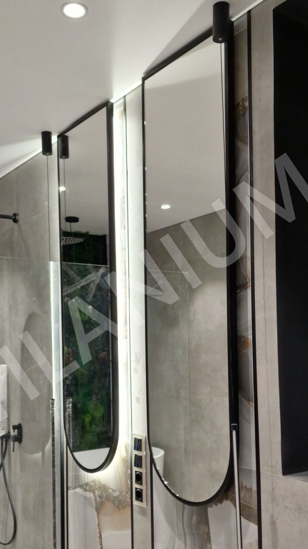 Зеркало в черной широкой металлической раме