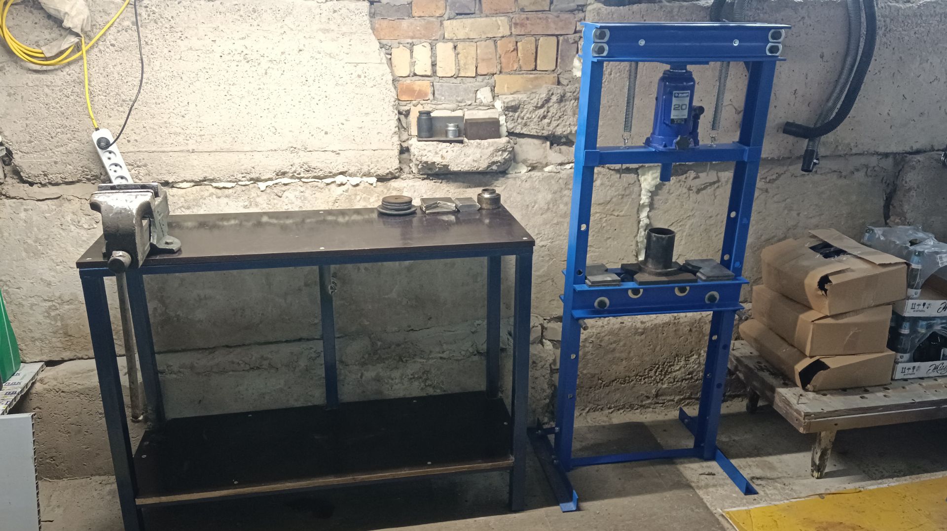 Давно хотел это сделать, в подвале гаража теперь слесарка