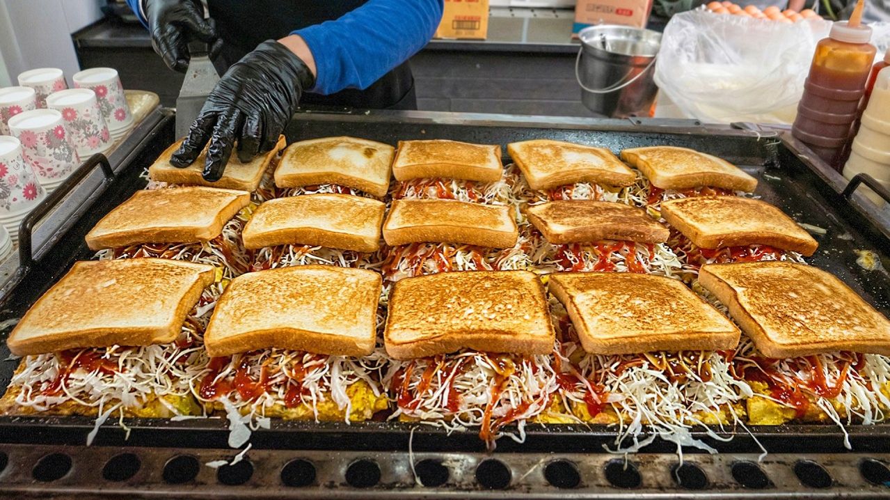 Мастер уличных тостов, фудтрак в Мёндоне, предлагающий гамбургеры и тосты — корейская уличная еда