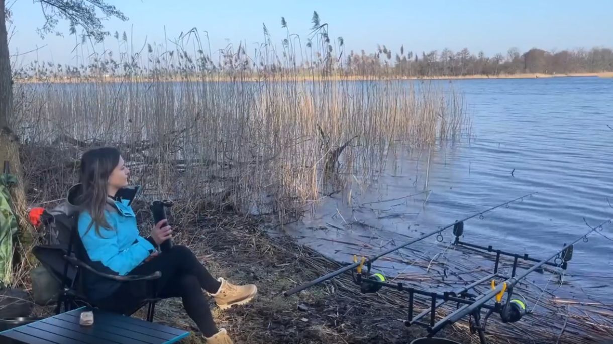 Девушка ловит рыбу в одиночку. Рыбалка, приготовление еды, отдых на природе