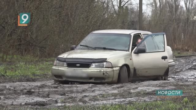 «Озеро надежды»: огромная лужа на ул. Калинина не исчезает даже летом