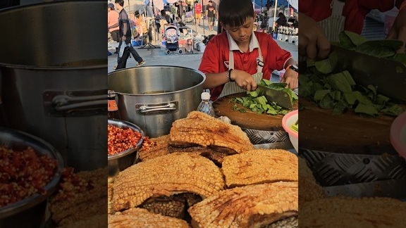 Умелая нарезка капусты кале для хрустящей свиной грудинки.