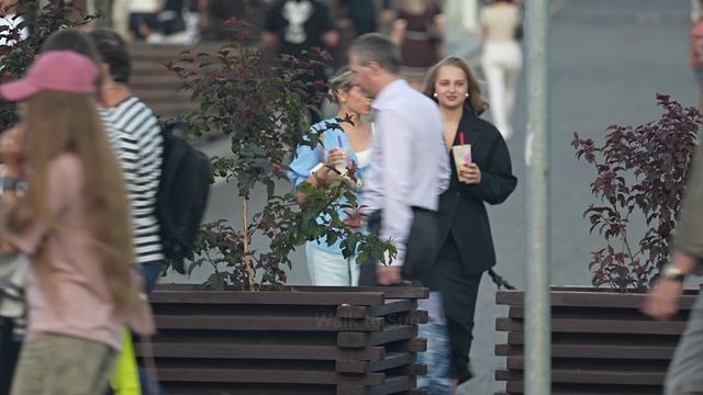 Городская жизнь красивые девушки и молодые люди энергия улиц и настроение ✨