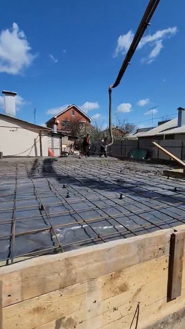 Заливаем бетонную плиту 🛠️ #фундамент #стройка #будни строителей #построить дом #дом в ипотеку