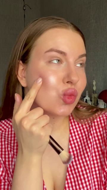 А что выбираешь ты? Модную матовую кожу или сияющую, которая вне модных тенденций? ❤️