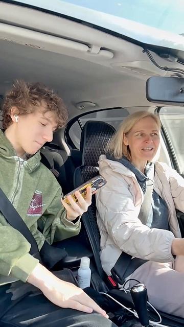 Реакция мамы. Знакомлю ее с популярными треками у молодежи🤣 У мамы высшее музыкальное образование #г