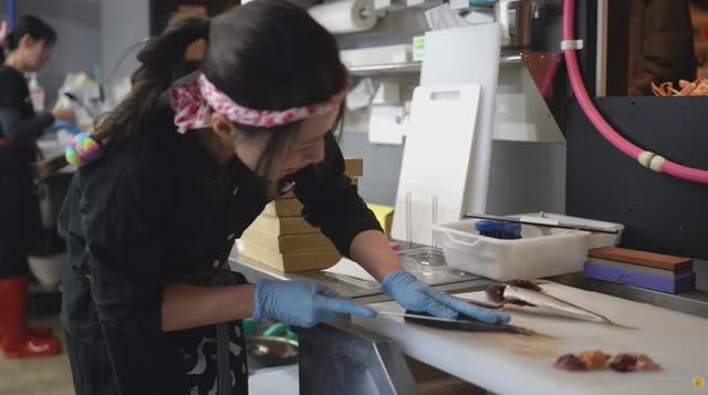 Рыбный ресторан только для женщин, предлагающий традиционные японские комплексные обеды в Саппоро.