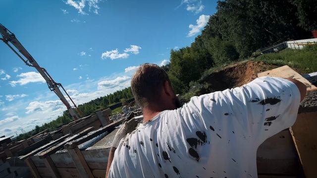 Заливка армопояса и подпорной стены. Поселок Лесной остров