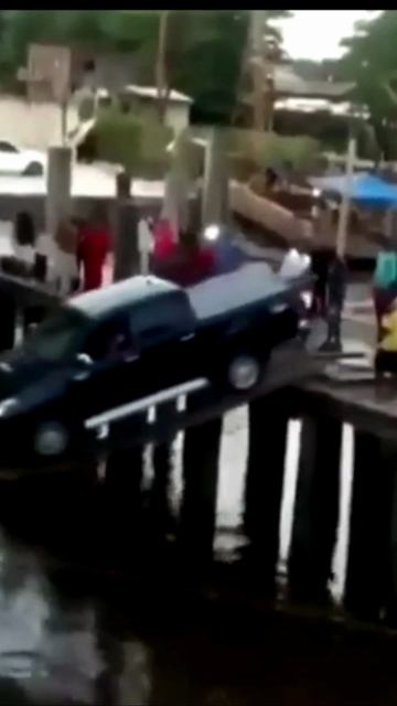 Рискованные парни перегоняют авто