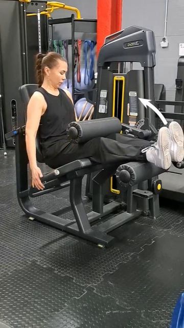 техника выполнения упражнения на бицепс бедра в тренажёре сидя