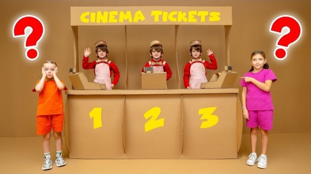 Дети играют в картонном кинотеатре: Челлендж с неправильными дверями с динозаврами!