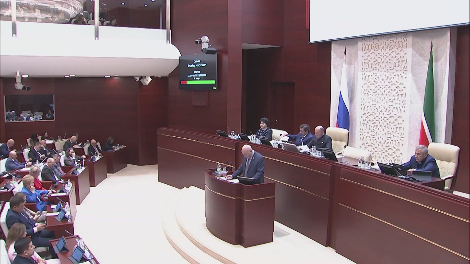 Премьер-министр Татарстана Алексей Песошин отчитывался перед депутатами Госсовета