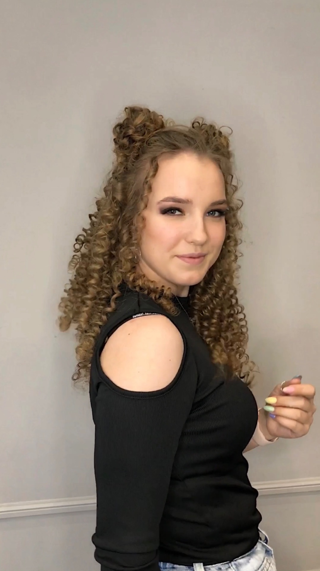 Афрокудри, минимум косметики. И максимум настроения 🥰