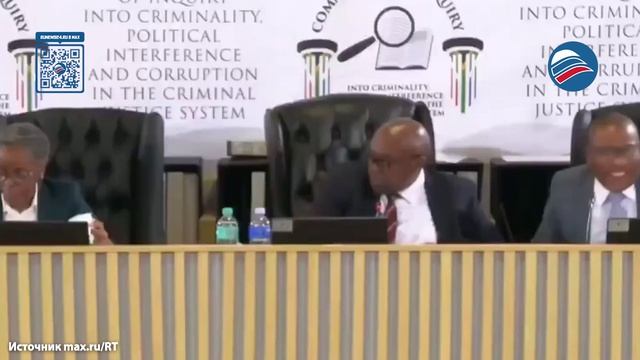 Салфетка на голове: экс-чиновник ЮАР рассмешил суд в разгар слушания о коррупции