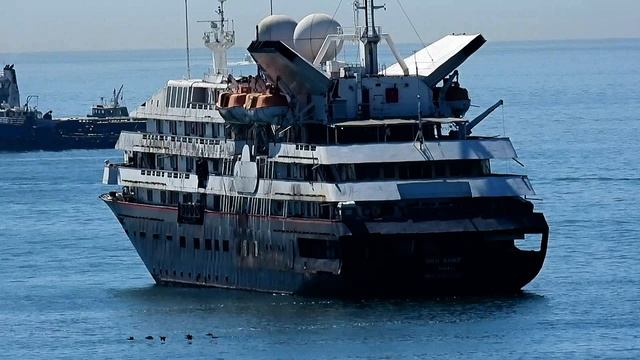 лайнер на рейде